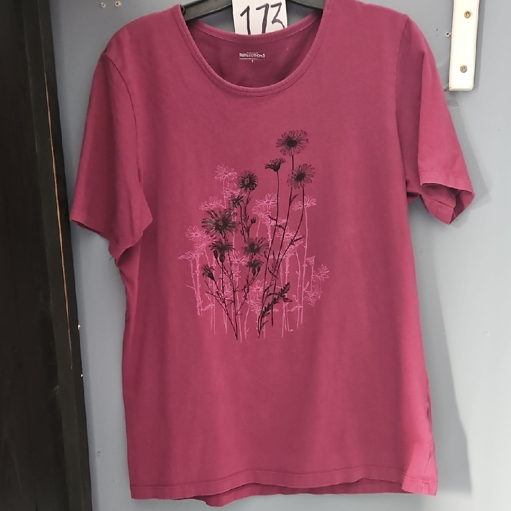 #173 Northern Reflections Floral Crewneck Tee in Berry Sz Small+